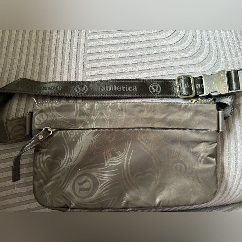 Retro Lululemon belt bag - black